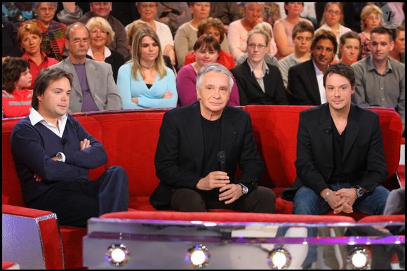 Mais l'artiste de 78 ans peut parfois faire face à certaines difficultés.

Michel Sardou et ces fils Davy et Romain Sardou lors de l'enregistrement de l'émission 'Vivement Dimanche' © Guillaume Gaffiot/bestimage