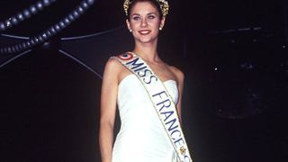 Des années après son sacre, cette ancienne Miss France aux magnifiques yeux bleus a changé de carrière et rejoint le groupe d'une star de M6