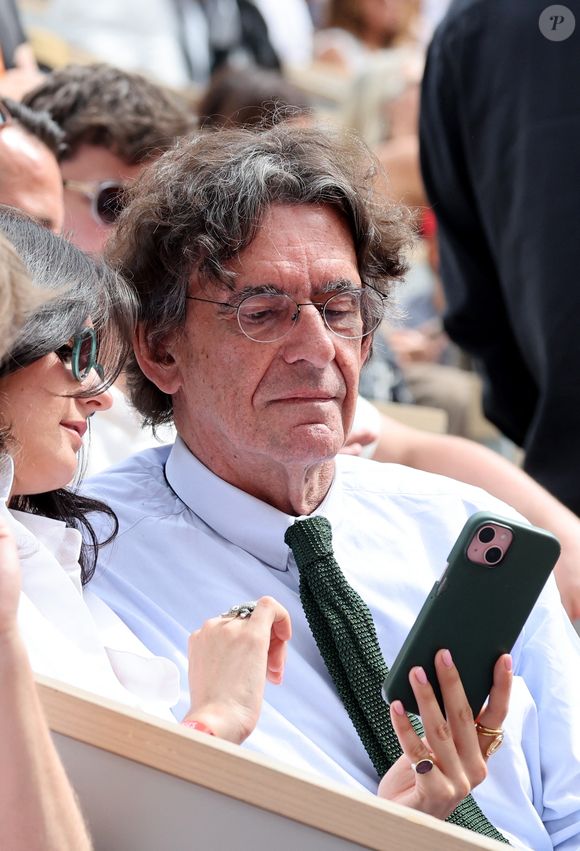 Luc Ferry dans les tribunes lors des Internationaux de France de Tennis de Roland Garros, le 1er juin 2025.

Photo : Dominique Jacovides / Bestimage