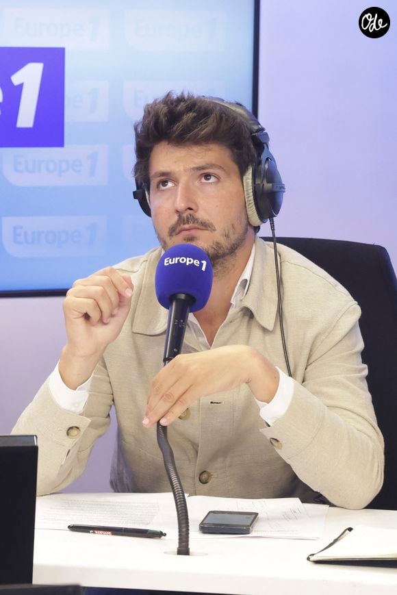 Eliot Deval sur le plateau de l'émission "On marche sur la tête", diffusée en direct sur Europe 1. Le 26 août 2024
© Jack Tribeca / Bestimage