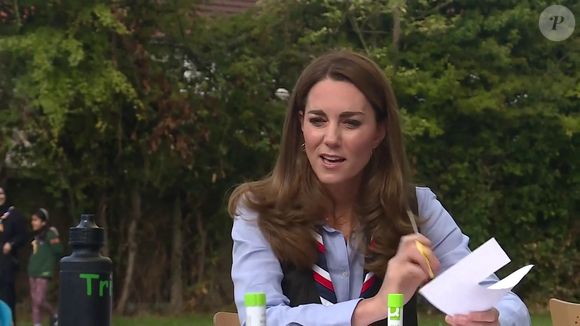 Catherine Kate Middleton, la duchesse de Cambridge, mange de la guimauve (chamallows) en compagnie des Scouts 'Cub and Beaver' à Northolt. Kate Middleton retourne dans un milieu qu'elle connaît bien, y ayant pris part au cours de son enfance : celui du scoutisme.  Backgrid UK/ Bestimage