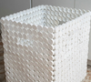 Ils peuvent servir à fabriquer un panier de rangement.

Des idées originales pour recycler les bouchons des bouteilles en plastique