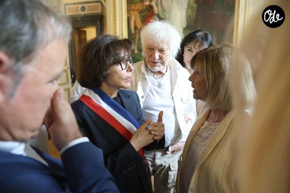 Exclusif - ⁠ Fabien Lecoeuvre, Rachida Dati, ⁠Hugues Aufray et sa femme Murielle, Chantal Goya - ⁠Damien Nougarède reçoit des mains de Rachida Dati les insignes de Chevalier dans l’ordre des Arts et Lettres, lors d’une cérémonie organisée dans la salle des mariages de la mairie du 7ème arrondissement à Paris le 15 juillet 2026. © Alain Guizard/Bestimage
