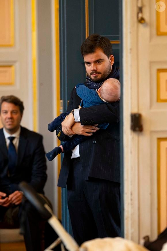 Gauthier Le Bret, son fils, Marcel (cinq mois) dans ses bras - Mariage civil de Georges Fenech et Amélie Leperre-Dimeglio à la mairie du 16ème arrondissement de Paris le 31 janvier 2026.

© Pierre Perusseau / Bestimage
