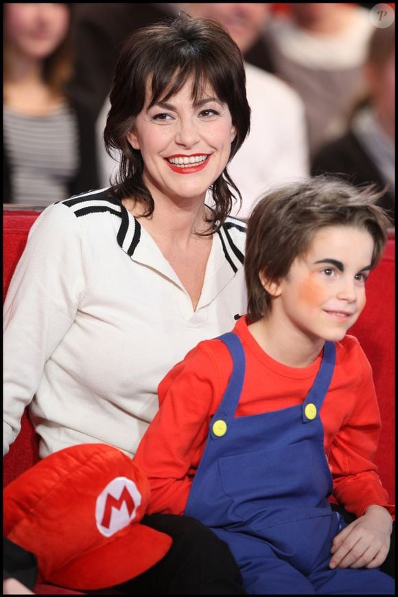 Lio et son fils Diego lors de l'enregistrement de l'émission "Vivement dimanche" le 17 février 2010.  © Guillaume Gaffiot/Bestimage