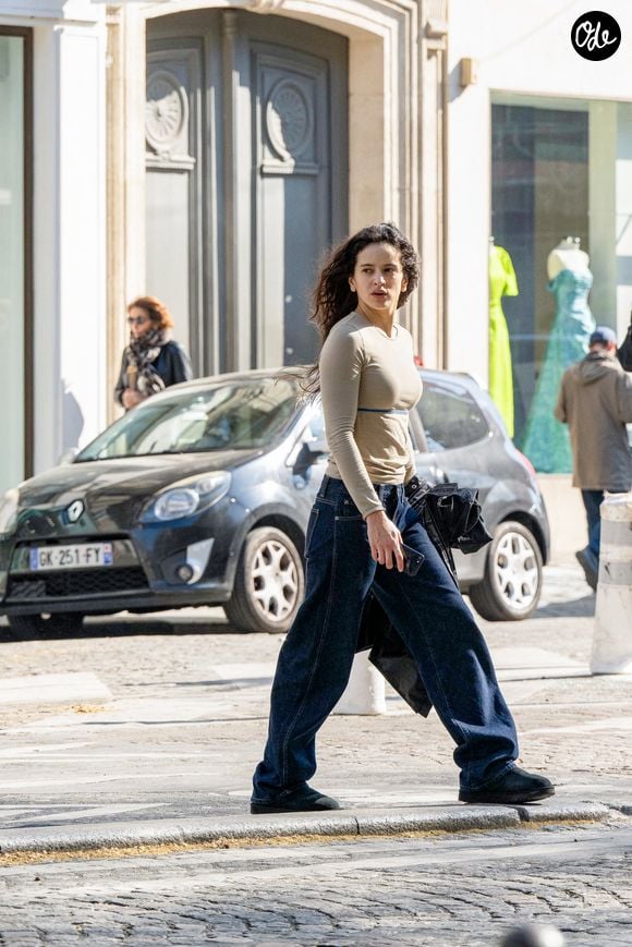 La chanteuse espagnole Rosalia se balade dans les rues parisiennes avant de rejoindre sa compagne la mannequin française Loli-Bahia Roubille à Paris, France, le 19 mars 2026. © Yehiel Chekroune/Bestimage