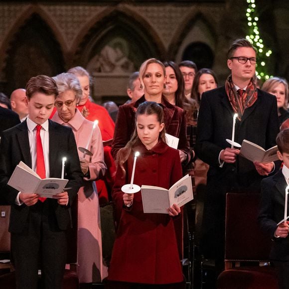 Le prince William, prince de Galles, le prince George de Galles, la princesse Charlotte de Galles, le prince Louis de Galles et Catherine (Kate) Middleton, princesse de Galles - La famille royale d'Angleterre assiste à la messe "Together At Christmas Carol" à l'abbaye de Westminster à Londres, Royaume-Uni le 6 Décembre, 2024