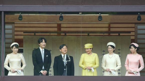 Une princesse déchue maman pour la première fois après avoir fui son pays
