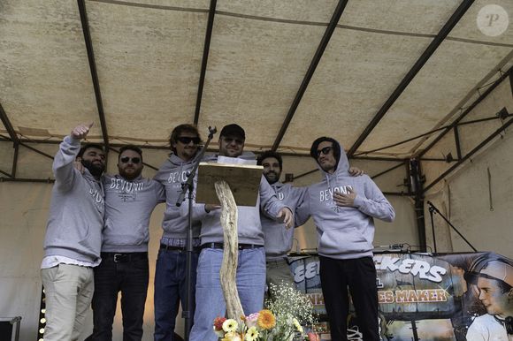 Les amis de Naâman lors de l'hommage au chanteur, sur la place rebaptisée à son nom à Dieppe, le 23 février 2025.

Photo : Florian Savina / Bestimage