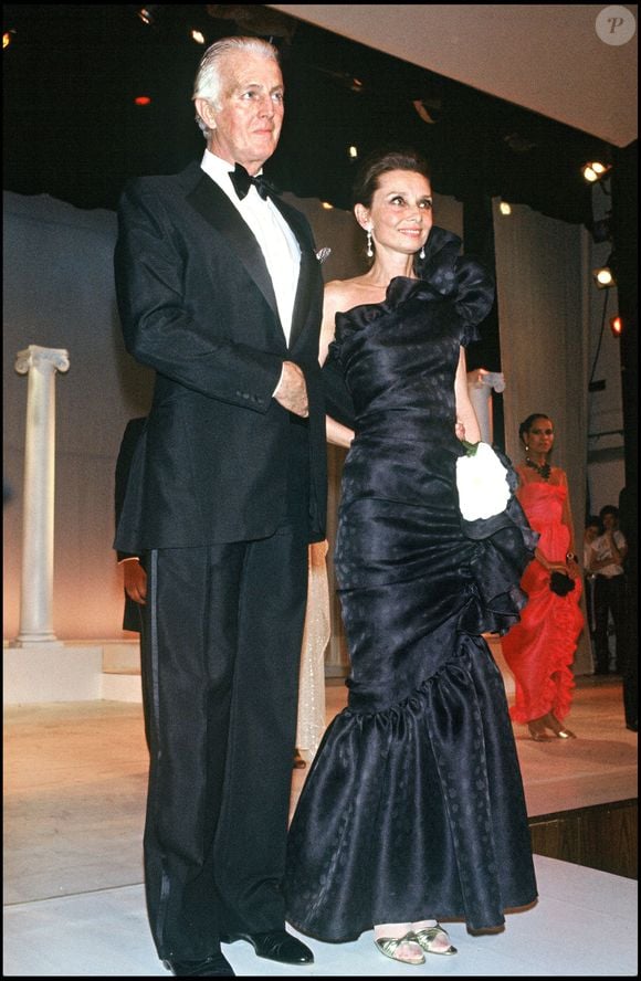 L'actrice n'hésitait jamais à les porter dans ses différents films

Archives - Le couturier Hubert de Givenchy et Audrey Hepburn en 1982.