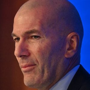 L'ancien international français de football Zinédine Zidane s'exprime lors d'une conférence de presse visant à le présenter comme le nouveau sélectionneur de l'équipe de France, au siège de la Fédération française de football (FFF) à Paris, le 28 juillet 2026. © Christian Liewig/Bestimage