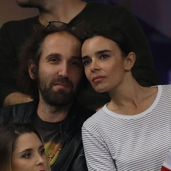 Elodie Bouchez et son mari Thomas Bangalter (groupe Daft Punk) dans les tribunes du stade de France lors du match de ligue des nations opposant la France à l'Allemagne à Saint-Denis, Seine Saint-Denis, France, le 16 octobre 2018.