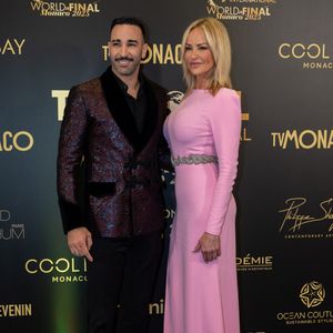 Sublime en robe rose fendue, Adriana Karembeu a illuminé la soirée au bras d’un Adil Rami stylé en costume rose et noir.

Adriana Karembeu et Adil Rami lors de la 21ème édition du concours de beauté "Top Model International" dans la salle des Étoiles du Sporting de Monte-Carlo à Monaco. © Martin Bousseau/Bestiamge