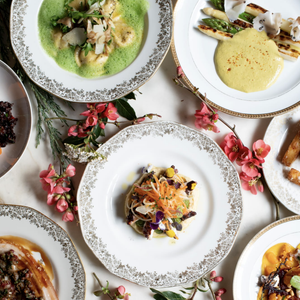 Claudia Cardinale et sa fille Claudia Squitieri vivent ensemble à Nemours dans une maison historique devenue un lieu culturel, une résidence d'artiste, qui abrite aussi un restaurant et des gîtes.