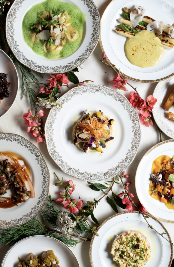 Claudia Cardinale et sa fille Claudia Squitieri vivent ensemble à Nemours dans une maison historique devenue un lieu culturel, une résidence d'artiste, qui abrite aussi un restaurant et des gîtes.