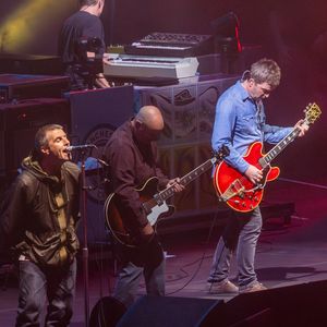 Oasis se réunit pour la première fois depuis 16 ans pour la première soirée de leur tournée à Cardiff. Noel et Liam Gallagher sont montés ensemble sur la scène du Principality Stadium pour le début de leur tournée très attendue. Les deux frères ont joué à guichets fermés en reprenant leurs tubes les uns après les autres.
©Backgrid UK/ Bestimage