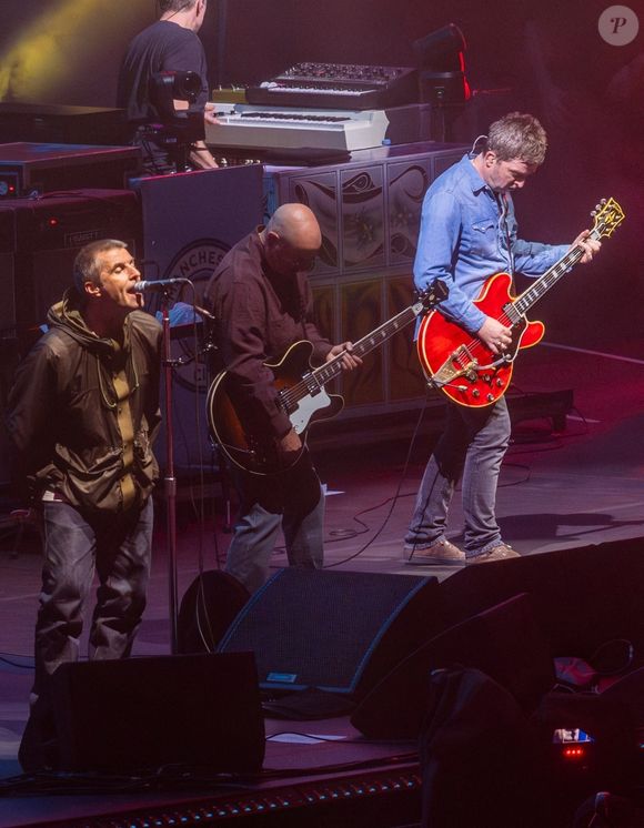 Oasis se réunit pour la première fois depuis 16 ans pour la première soirée de leur tournée à Cardiff. Noel et Liam Gallagher sont montés ensemble sur la scène du Principality Stadium pour le début de leur tournée très attendue. Les deux frères ont joué à guichets fermés en reprenant leurs tubes les uns après les autres.

©Backgrid UK/ Bestimage