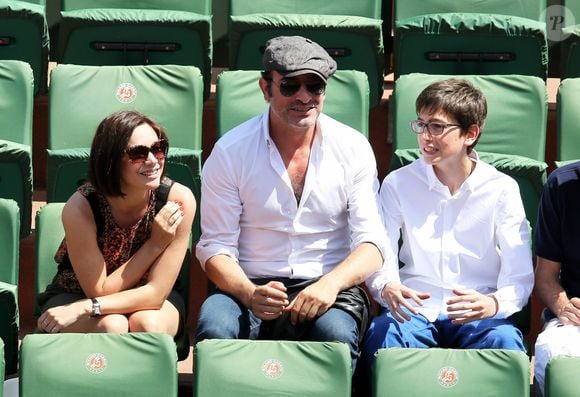 Jean Dujardin, son fils (Simon), sa compagne Nathalie Péchalat - People dans les tribunes lors de la finale des Internationaux de tennis de Roland-Garros à Paris, le 7 juin 2015.
DOMINIQUE JACOVIDES / BESTIMAGE