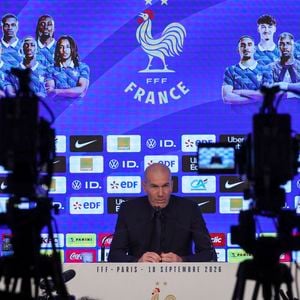 Le sélectionneur de l'équipe de France de football Zinédine Zidane lors d'une conférence de presse pour dévoiler le groupe retenu pour les prochains matchs de la Ligue des nations au siège de la FFF à Paris, France, le 18 septembre 2026. © Michael Baucher / Psnewz/Bestimage