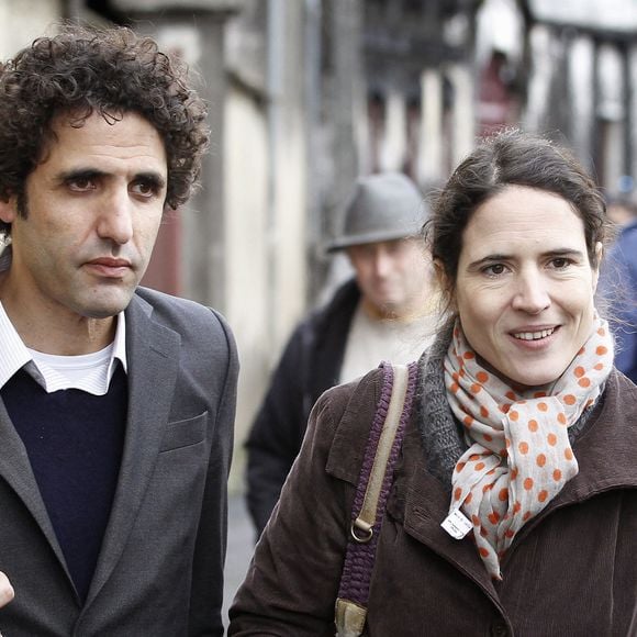 Après une enfance presque clandestine, Mazarine Pingeot s'est construite elle-même une vie de famille et a eu trois enfants avec Mohamed Ulad-Mohand... 

La fille de François Mitterrand Mazarine Pingeot et Mohamed Ulad-Mohand sont photographiés lors de la cérémonie marquant le 15e anniversaire de la mort de François Mitterrand à Jarnac, dans le sud-ouest de la France, le 8 janvier 2011. Photo Patrick Bernard/Abaca