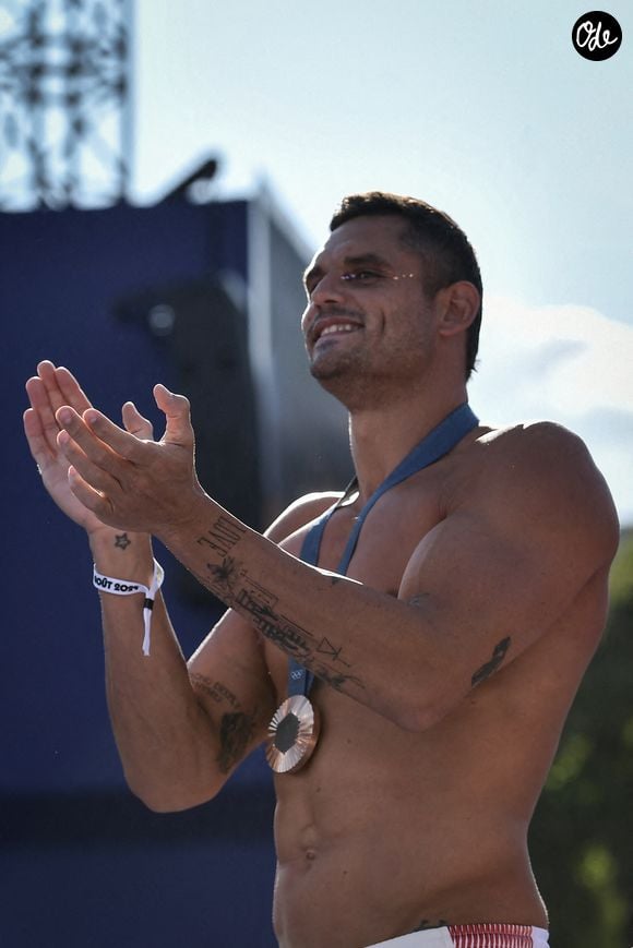 Florent Manaudou, médaillé de bronze français en natation, fait son entrée alors que les supporters accueillent les champions au Parc des Champions du Trocadéro, lors des Jeux Olympiques de Paris 2024, le 6 août 2024. Photo de Firas Abdullah/ABACAPRESS.COM