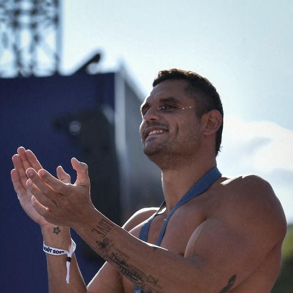 Florent Manaudou, médaillé de bronze français en natation, fait son entrée alors que les supporters accueillent les champions au Parc des Champions du Trocadéro, lors des Jeux Olympiques de Paris 2024, le 6 août 2024. Photo de Firas Abdullah/ABACAPRESS.COM
