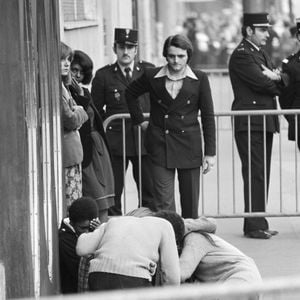 Archives - En France, à Paris, 46 boulevard Exelmans, des personnes en pleurs rassemblées devant l'immeuble du chanteur Claude François à l'annonce de son décès le 11 mars 1978