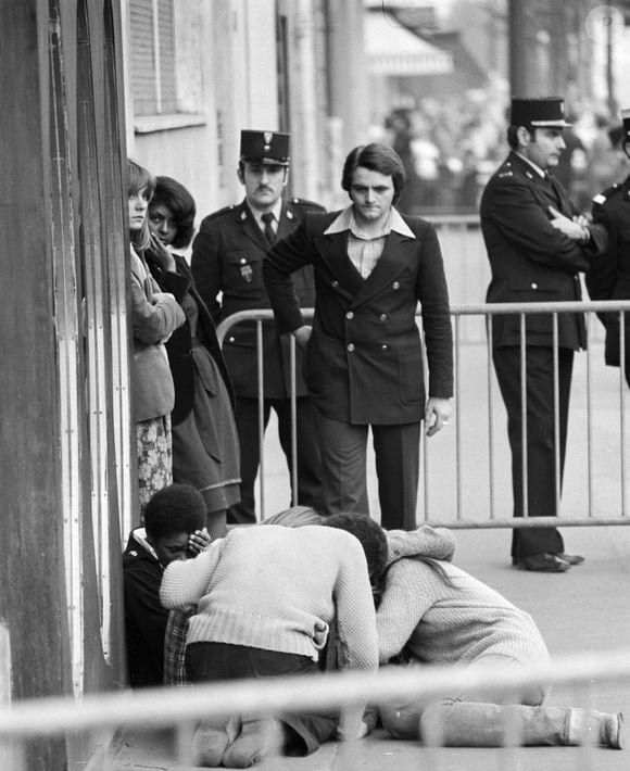 Archives - En France, à Paris, 46 boulevard Exelmans, des personnes en pleurs rassemblées devant l'immeuble du chanteur Claude François à l'annonce de son décès le 11 mars 1978