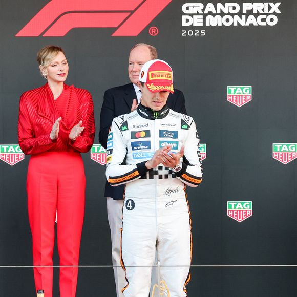 Le prince Albert II de Monaco, la princesse Charlene de Monaco et Lando Norris lors du Grand Prix de Formule 1 (F1) de Monaco, le 25 mai 2025. © Claudia Albuquerque/Bestimage