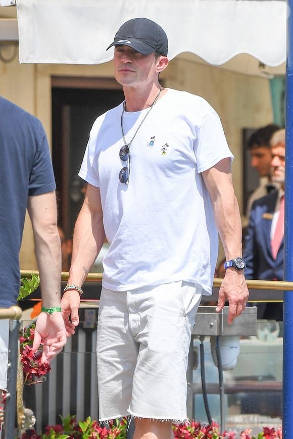 Orlando Bloom et Tom Brady prennent un bateau-taxi à Venise, la veille du mariage de Jeff Bezos et Lauren Sanchez, le 26 juin 2025. Backgrid UK/ Bestimage