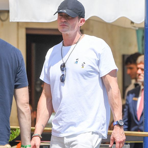 Orlando Bloom et Tom Brady prennent un bateau-taxi à Venise, la veille du mariage de Jeff Bezos et Lauren Sanchez, le 26 juin 2025. Backgrid UK/ Bestimage