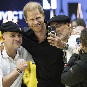 Le prince Harry regarde un match de rugby en fauteuil lors des Invictus Games à Vancouver le 13 février 2025 Mirrorpix / Bestimage