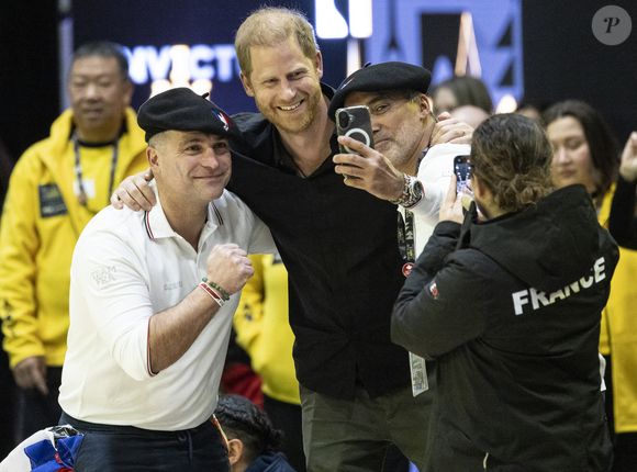 Le prince Harry regarde un match de rugby en fauteuil lors des Invictus Games à Vancouver le 13 février 2025 Mirrorpix / Bestimage