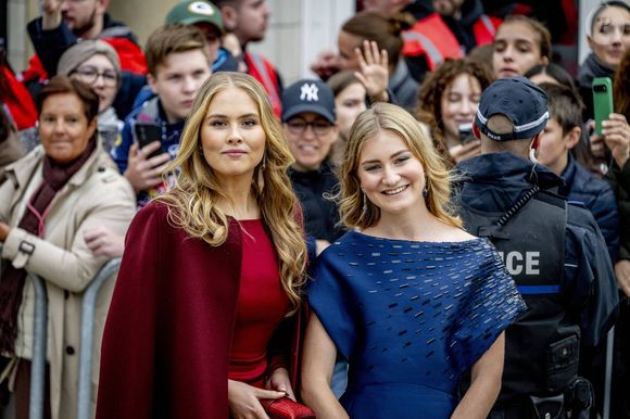 La princesse héritière Amalia (de Luxembourg) (Catharina-Amalia des Pays-Bas), la princesse héritière Elisabeth (de Belgique) arrivent sur la place Guillaume II dans le cadre des célébrations de la succession au trône à Luxembourg, premier jour à Luxembourg-Ville, Luxembourg, 3 octobre 2025. 
Photo : Dana Press / Bestimage