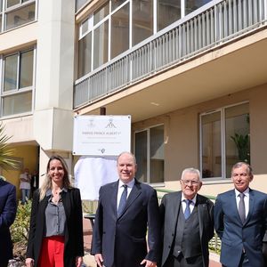 Exclusif - Le docteur Mathieu Liberatore, le ministre d'Etat Pierre Dartout, Benoîte de Sevelinges (directrice du centre hospitalier princesse Grace), le prince Albert II de Monaco, André Garino - Le prince Albert II de Monaco inaugure le parvis Prince Albert 1er (fondateur de l'hôpital de Monaco en 1902) du Centre Hospitalier Princesse Grace à Monaco le 9 avril 2022. © Claudia Albuquerque/Bestimage