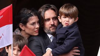 Charlotte Casiraghi et Dimitri Rassam : Leur fils Balthazar, 6 ans et demi, laisse traîner un jouet dont les enfants raffolent dans le chic bureau de son père