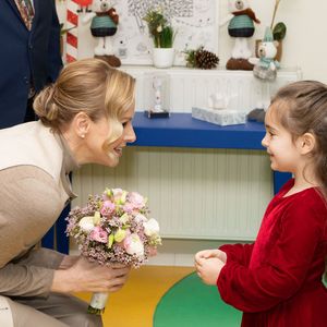 Le prince Albert II de Monaco et la princesse Charlène de Monaco assistent au spectacle de Noël à la crèche de la Croix-Rouge Rosine Sanmori et participent à la traditionnelle distribution de cadeaux de Noël à Monaco. Photo par Olivier Huitel / Pool Monaco / Bestimage