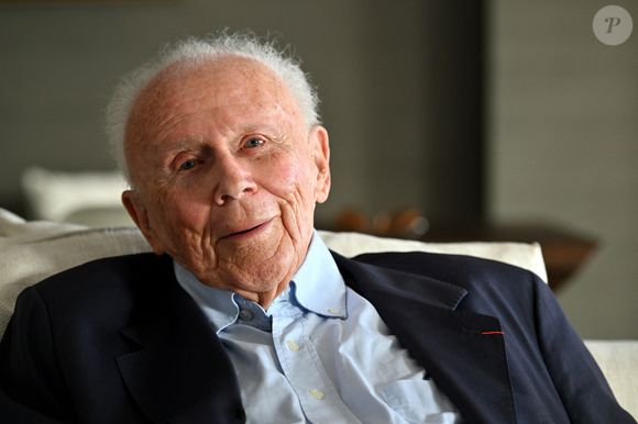 Exclusif - Philippe Bouvard, journaliste français, écrivain, homme de radio et de télévision, à son domicile, en interview télé avec le journaliste producteur Cyril Viguier à Cannes, le 27 février 2025. © Bruno Bebert/Bestimage