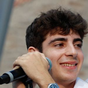 Exclusif - Léon Hesby, le fils de Patrick Bruel, se produit pour la première fois sur scène en France, au festival des Sables-d'Olonne, le 26 juin 2026. En première partie de Marine Delplace, gagnante de la Star Academy (S12), le jeune musicien de 20 ans a chanté un titre en anglais, remportant un franc succès, sous le regard de sa mère, Amanda Sthers. © Noël Carrier / Bestimage