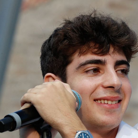 Exclusif - Léon Hesby, le fils de Patrick Bruel, se produit pour la première fois sur scène en France, au festival des Sables-d'Olonne, le 26 juin 2026. En première partie de Marine Delplace, gagnante de la Star Academy (S12), le jeune musicien de 20 ans a chanté un titre en anglais, remportant un franc succès, sous le regard de sa mère, Amanda Sthers. © Noël Carrier / Bestimage