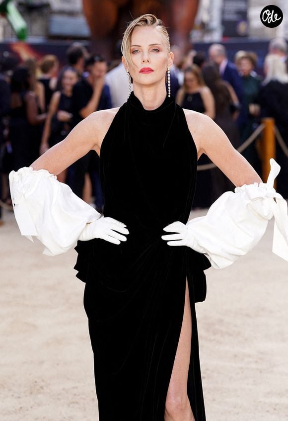Il faut dire qu'elle n'a pas attendu d'être en couple pour concrétiser ses désirs. Elle a adopté seule ses deux filles et a bâti sa carrière sans profiter d'épaules masculines...

Charlize Theron assistant à la première mondiale du film "L'Odyssée" à Leicester Square, dans le centre de Londres. Date de la photo : lundi 6 juillet 2026. Crédit photo : Ian West/PA Wire/Abaca