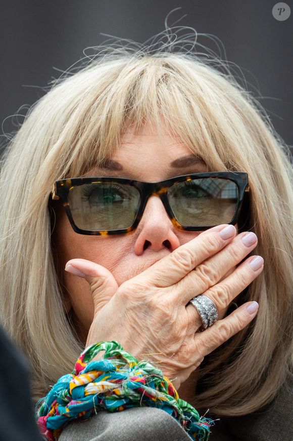Christine était la fille d’Anne-Marie et était soignée pour une longue maladie en région parisienne. 

Brigitte Macron, lors d une répétition du spectacle, Vertige, au Grand palais. - Le président français E.Macron et son homologue brésilien L.I.Lula da Silva, accompagnés des premières dames, B.Macron et R.Lula da Silva, lors d'une visite de l’exposition "Nosso Barco Tambor Terra d’Ernesto Neto", au Grand Palais à Paris, le 6 juin 2025. 
© Eric Tschaen / Pool / Bestimage