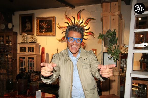 Exclusif - Julien Cohen (antiquaire français et animateur de l'émission « Affaire conclue ») lors de la soirée « La Fête des Puces 2023 : Puces & Nature - La Nature dans les Arts Décoratifs » aux Puces de Saint-Ouen, près de Paris, en France, le 5 octobre 2023. © Philippe Baldini/Bestimage