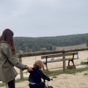 Mais pas que ! On y voit aussi Catherine Robert, son épouse, sa fille et belle-fille du chanteur à ses cours d'équitation. Des beaux moments qui prouvent un peu plus l'harmonie de leur famille recomposée.

Vianney fait le bilan de son année 2024 sur Instagram