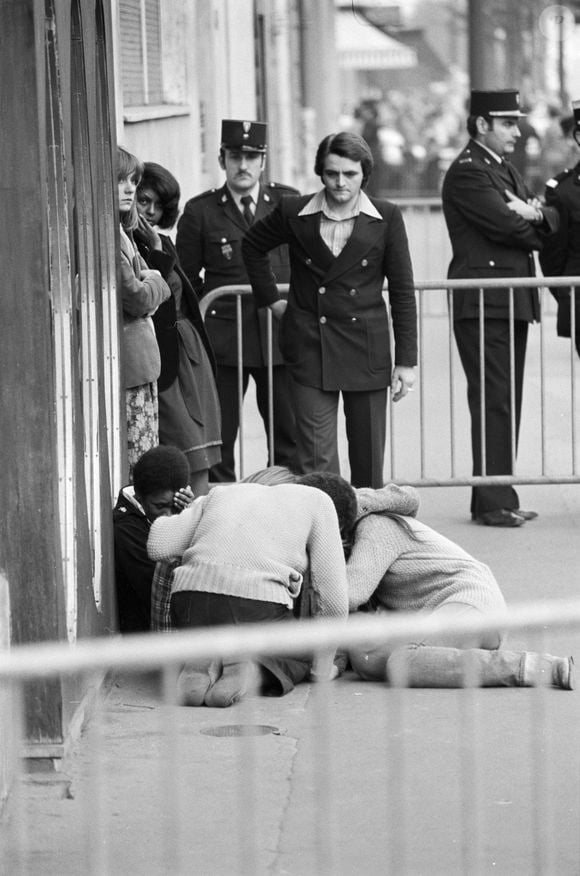 Archives - En France, à Paris, 46 boulevard Exelmans, des personnes en pleurs rassemblées devant l'immeuble du chanteur Claude François à l'annonce de son décès le 11 mars 1978. Photo par Jean Lenoir via Bestimage