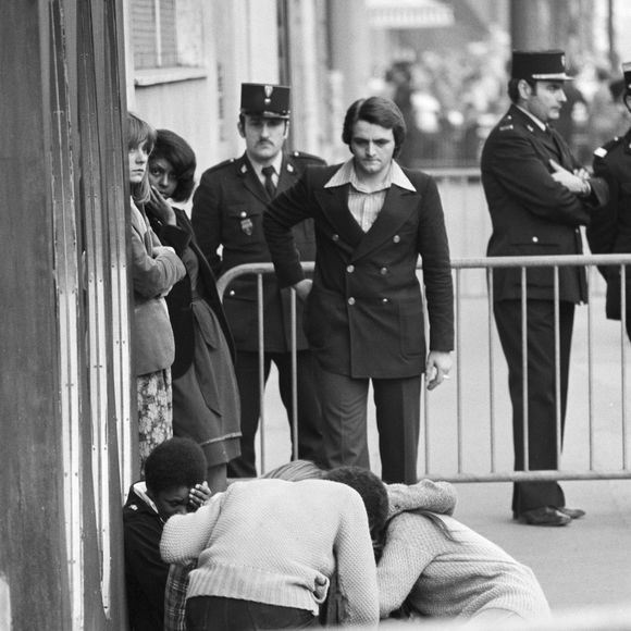 Archives - En France, à Paris, 46 boulevard Exelmans, des personnes en pleurs rassemblées devant l'immeuble du chanteur Claude François à l'annonce de son décès le 11 mars 1978. Photo par Jean Lenoir via Bestimage