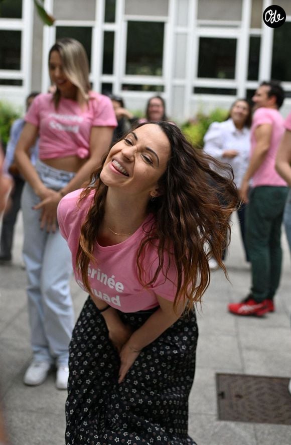 Sur le cliché, on peut la voir à l’arrière de la moto de Clément Rémiens. Dans une vidéo partagée par la suite par ce dernier, on peut entendre un échange amusant entre les deux anciens partenaires de danse. 

Tout premier flashmob du périnée avec Denitsa Ikonomova à l'occasion de la Journée internationale d'action pour la santé des femmes à Paris le 28 mai 2025.
© Yehiel Chekroune / Bestimage