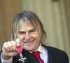 Mike Peters avec son MBE, décerné pour les services volontaires rendus à la lutte contre le cancer dans le nord du Pays de Galles et à l'étranger, à l'issue d'une cérémonie d'investiture au Palais de Buckingham, à Londres. Le 21 février 2019. Photo par Steve Parsons/PA Wire/ Abaca