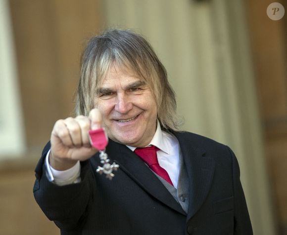 Mike Peters avec son MBE, décerné pour les services volontaires rendus à la lutte contre le cancer dans le nord du Pays de Galles et à l'étranger, à l'issue d'une cérémonie d'investiture au Palais de Buckingham, à Londres. Le 21 février 2019. Photo par Steve Parsons/PA Wire/ Abaca