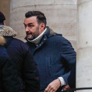 Cyril Lignac à la sortie des obsèques de Jean-Luc Petitrenaud en l'église Saint-Pierre-du-Gros-Caillou à Paris, France, le 17 janvier 2025. © Christophe Clovis/Bestimage